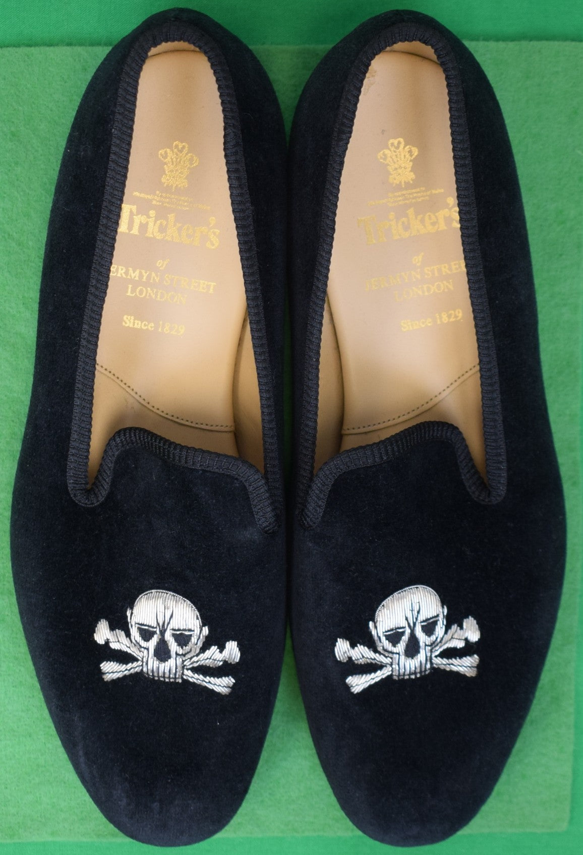 Tricker's of Jermyn Street London Black Velvet Skull & Bones Silver Bullion Embroidered Slippers Sz 8 (NWOT)